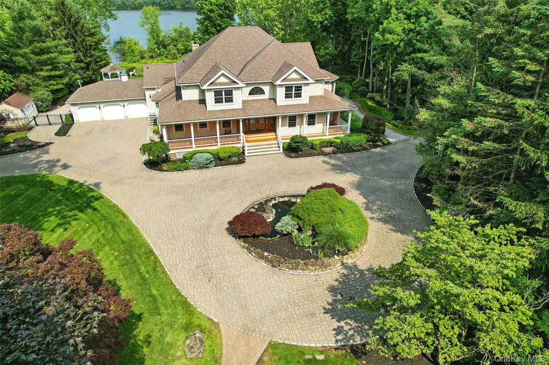 Welcome to Carousel Estate A Waterfront Sanctuary Less Than 30 Miles from Manhattan.
