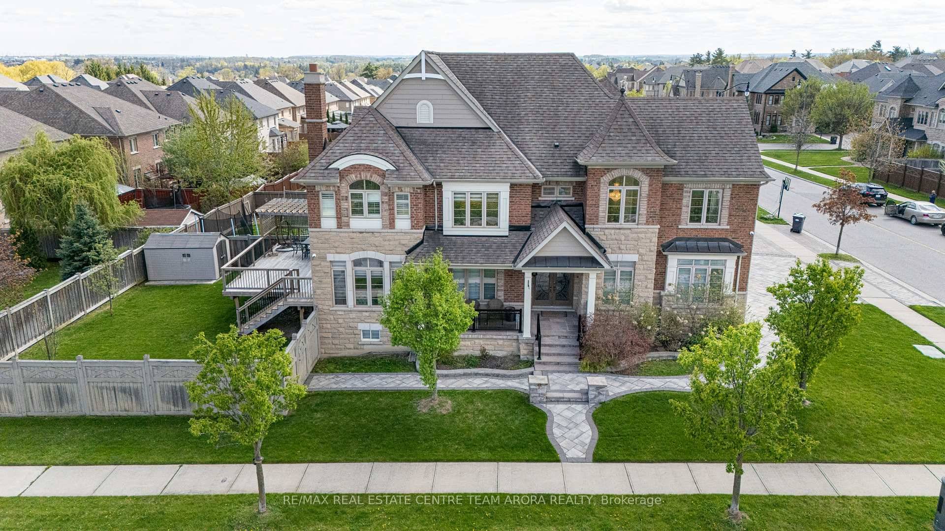 This spectacular 2 storey detached home in the prestigious Credit Valley neighborhood, offering over 3700 sq ft of luxurious living space above grade on a generous 55 ft x 115 ...