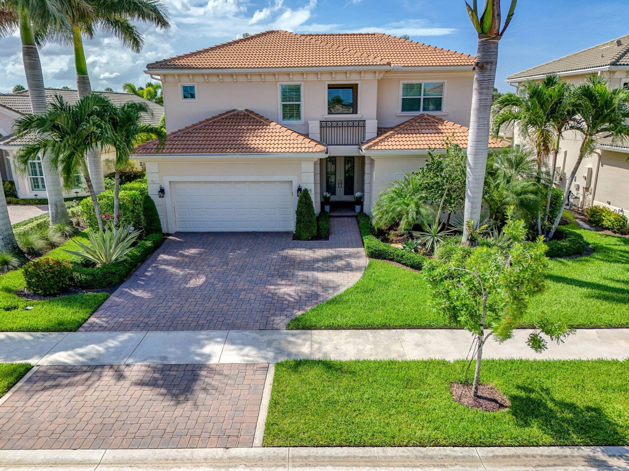 Elegant Golf Course Estate with Immediate Full Golf Membership !