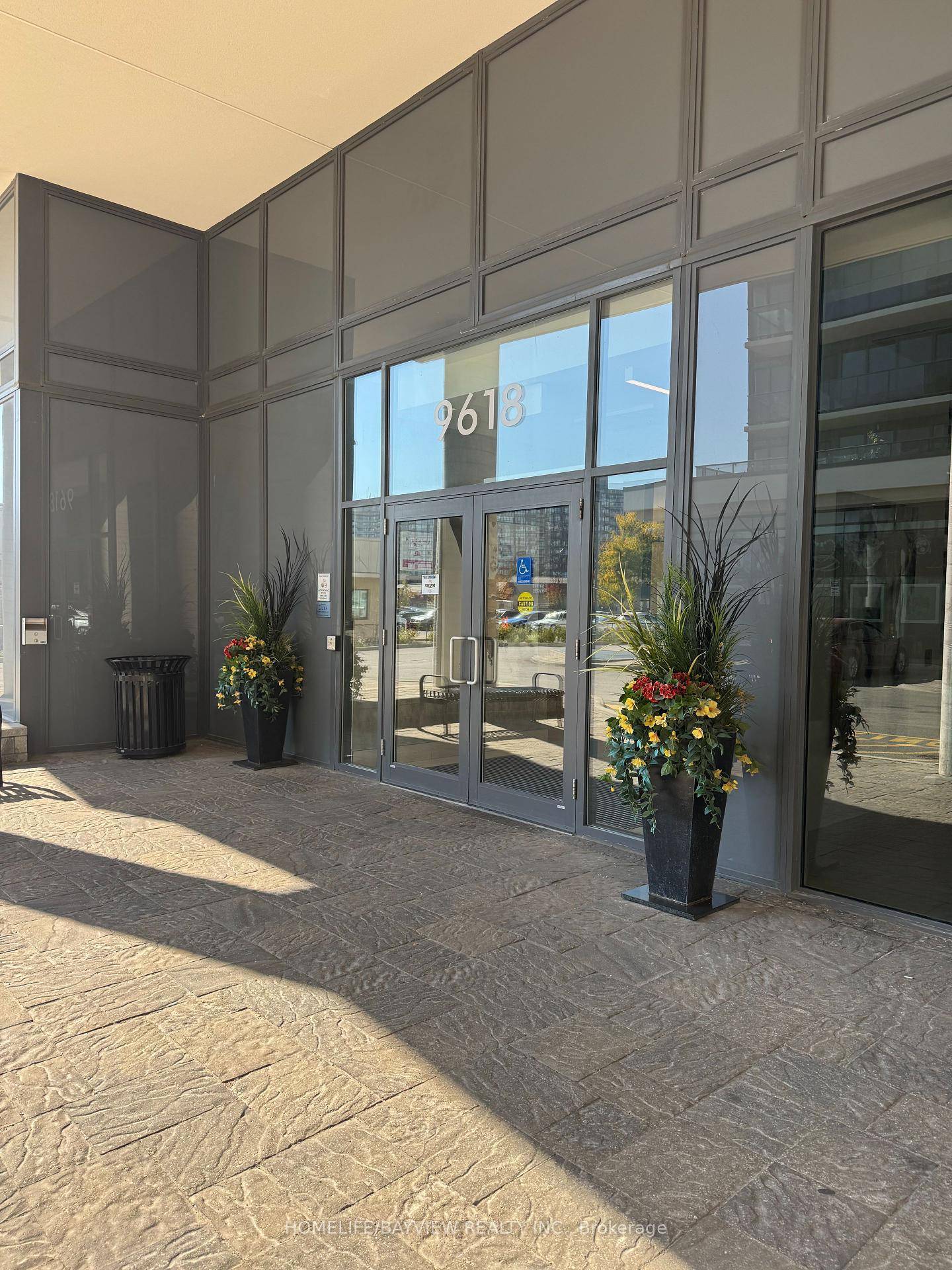 Beautiful amp ; Bright 1 Bedroom Den with 2 Baths in Heart of Richmond Hill.