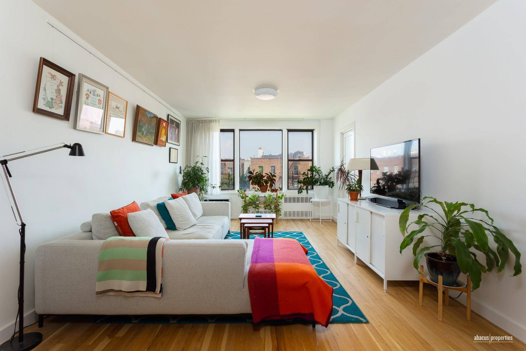 Prime KensingtonThis top floor 2 bedroom is bright and cheery with eastern exposures of vast blue skies.