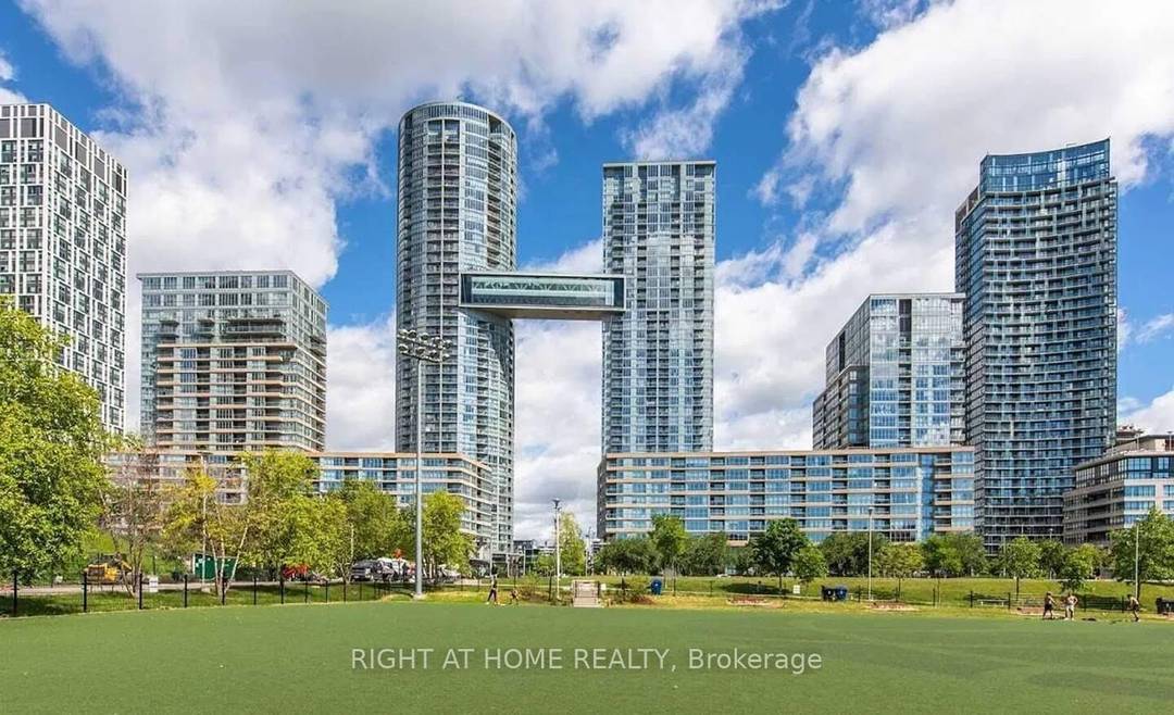 Luxury 1 bedroom condo with parking in the heart of Toronto.