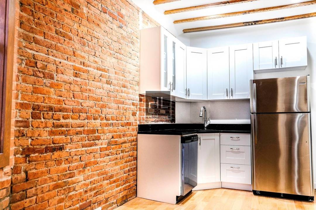 NOTE FREE 1 MONTH RENTGorgeous 2 bedroom is nestled in the Navy Yard area of Ft.