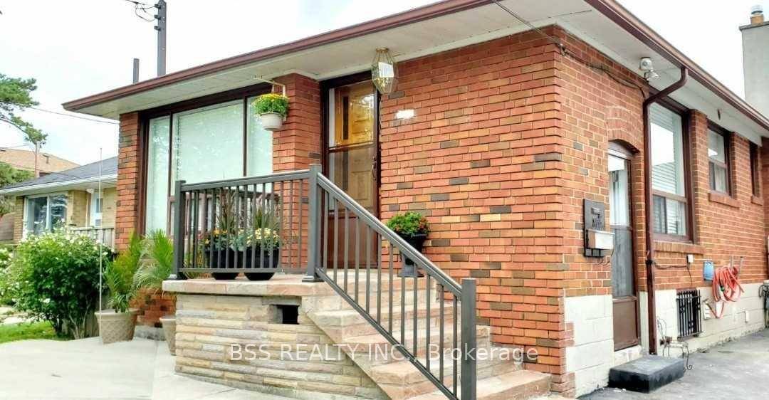 Beautiful 3 Bedroom Brick Bungalow for Lease.