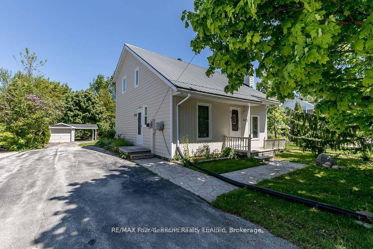 Charming Rental Home in Collingwood's Desirable Tree Street Neighbourhood.