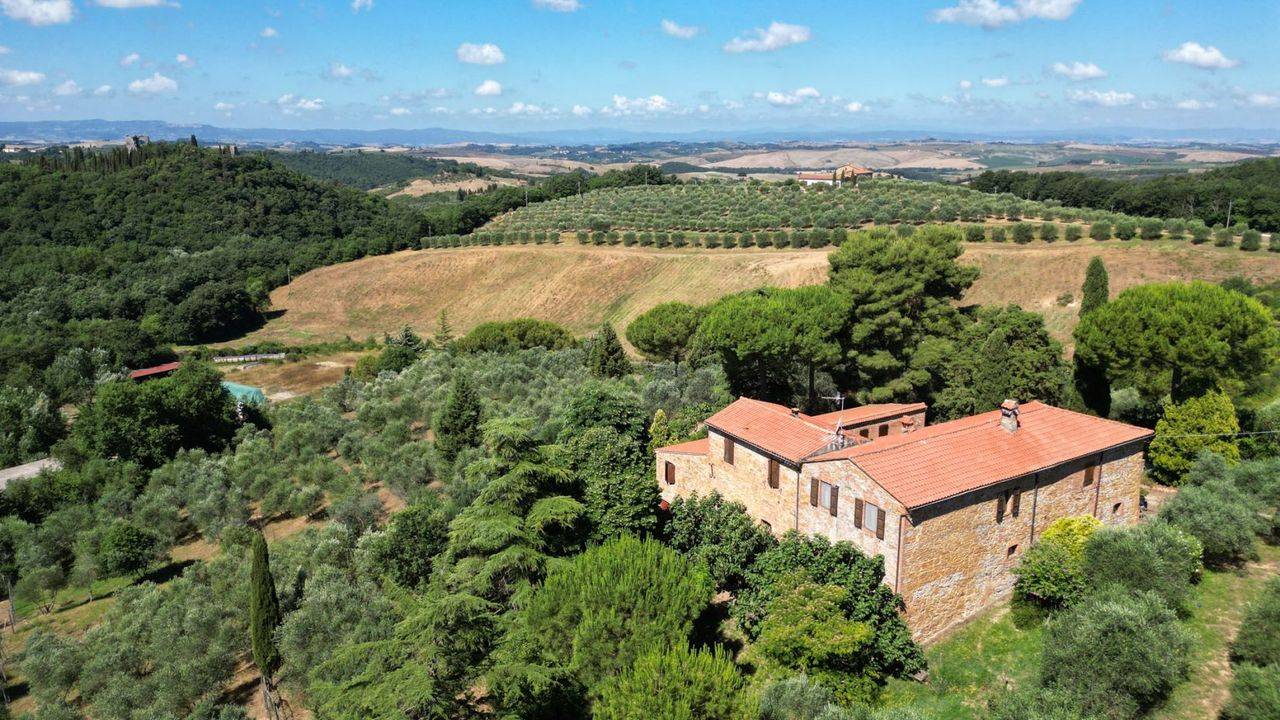 Ancient restored country house with olive grove for sale in Trequanda, in the province of Siena, Tuscany.