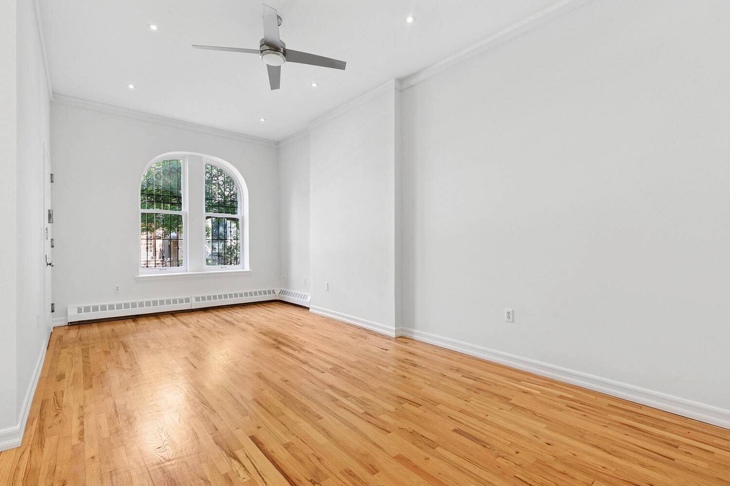 NO BOARD APPROVALWASHER DRYER IN UNIT The coolest apartment, in the coolest neighborhood, is now available.