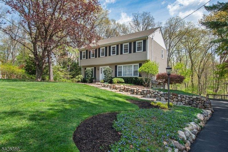 Welcome to this warm and inviting Colonial in the desirable Fardale section of Mahwah.
