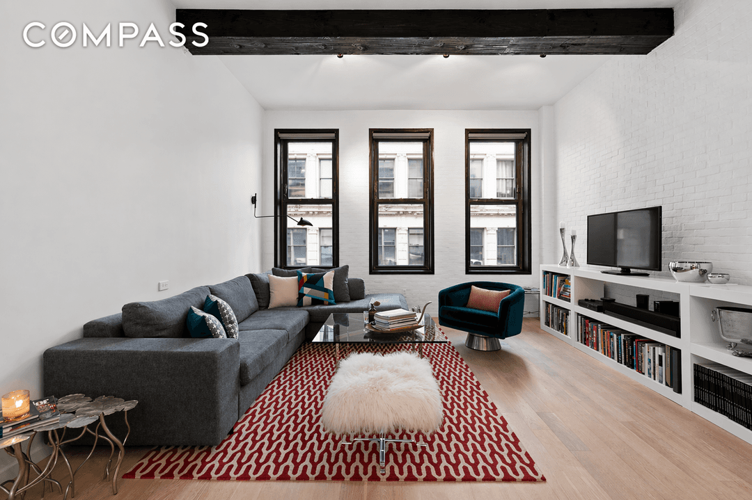 Welcome to luxury living in the heart of Manhattan !