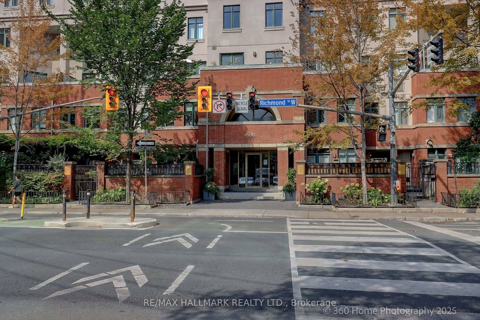2 storey condo in a sought after boutique building, Suite 333 is a rare gem offering a perfect blend of style, space, and serenity.