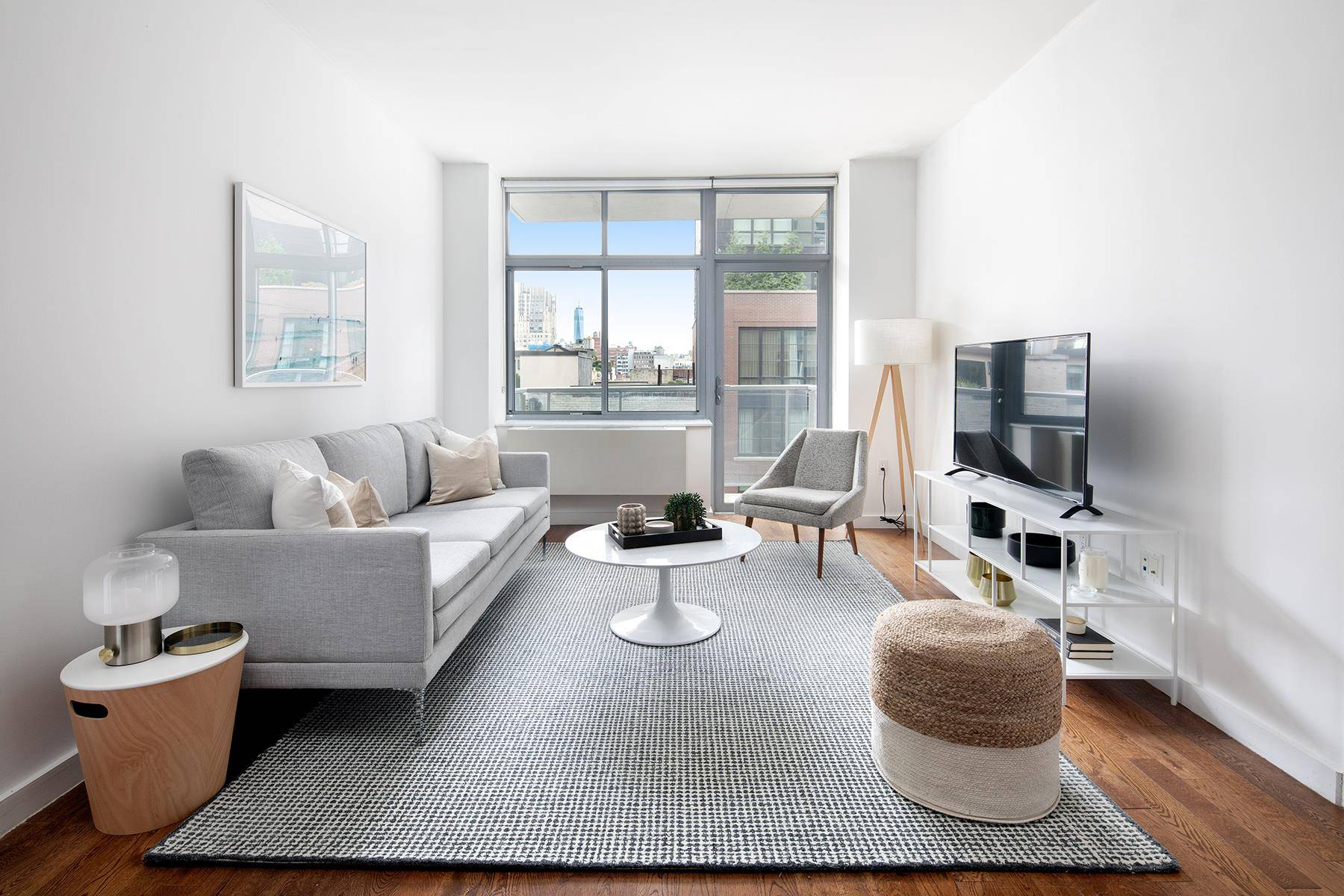 Bright, King sized 1 Bedroom w Private Balcony !