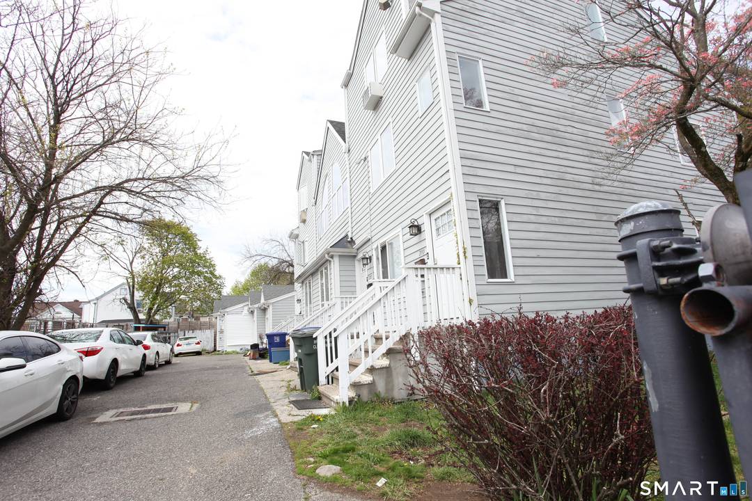 This four family multi unit is a prime addition to any savvy investor's portfolio.