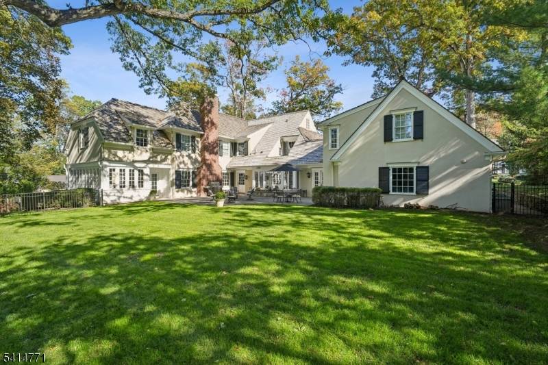PRIME NORTHSIDE SUMMIT LOCATION ; STUNNING RENOVATED ESTATE.