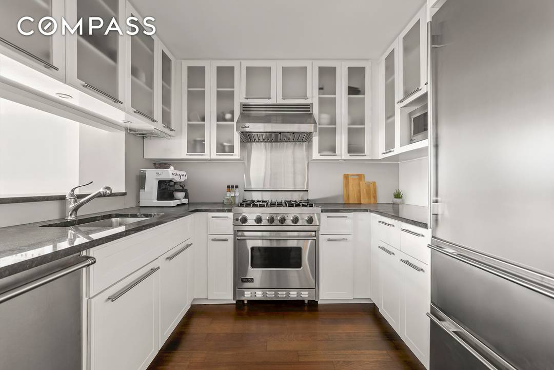 Perched at treetop level with bright eastern exposure, Residence 304 is a spacious, sun filled corner one bedroom spanning over 900 square feet.