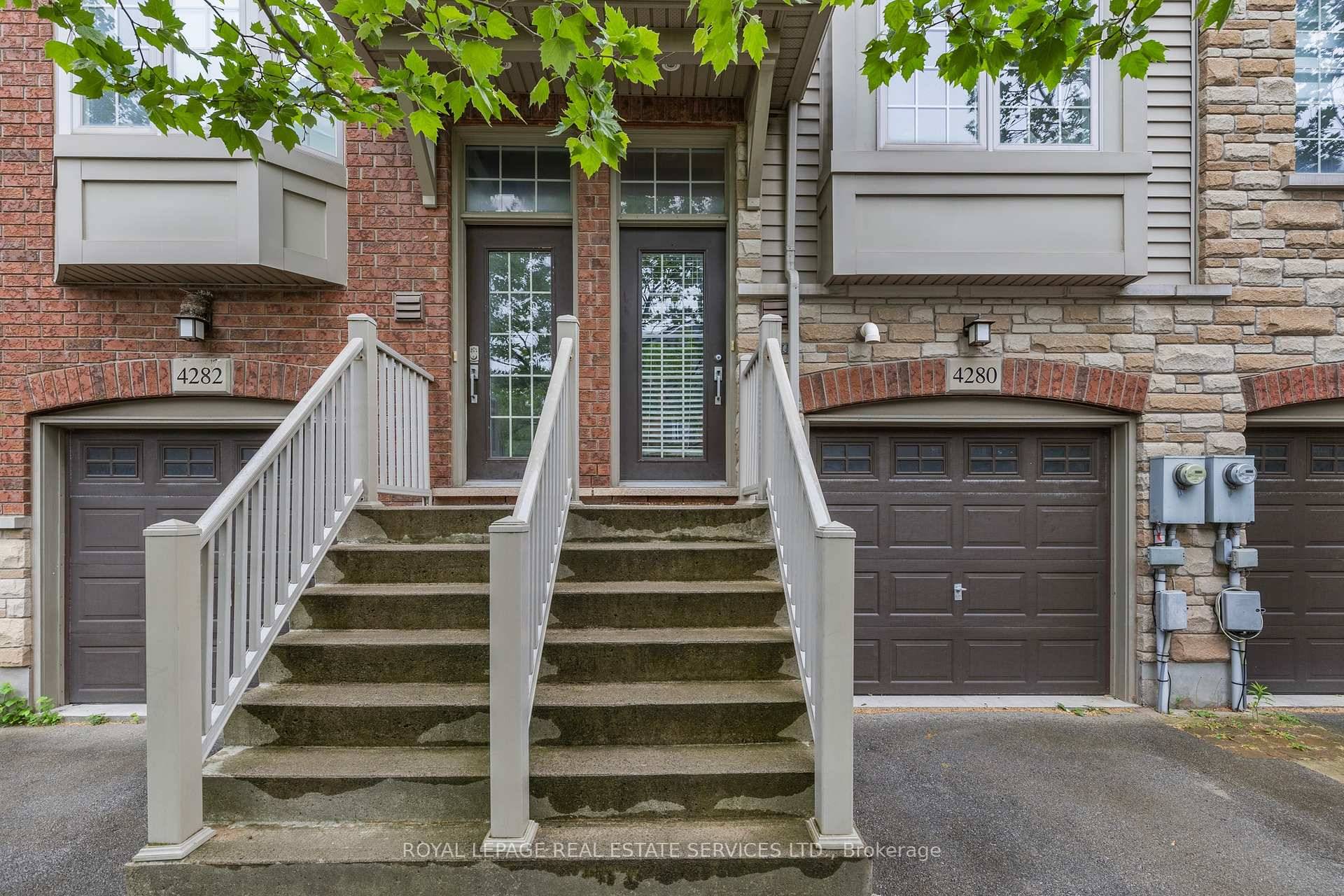 Exceptional 2 Bedroom, 2 Bath Freehold Townhome in Burlingtons Sought After Shoreacres Neighbourhood !