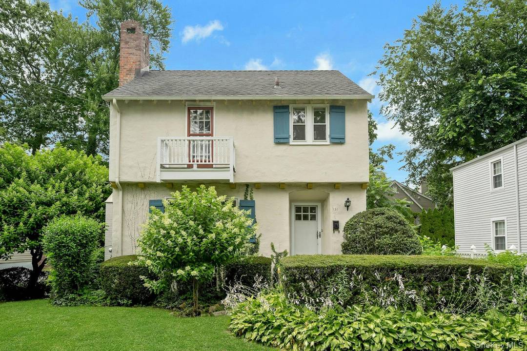 Opportunity Awaits in this Charming Scarsdale Community calling all visionary contractors, skilled carpenters, and savvy buyers eager to craft a personal masterpiece.