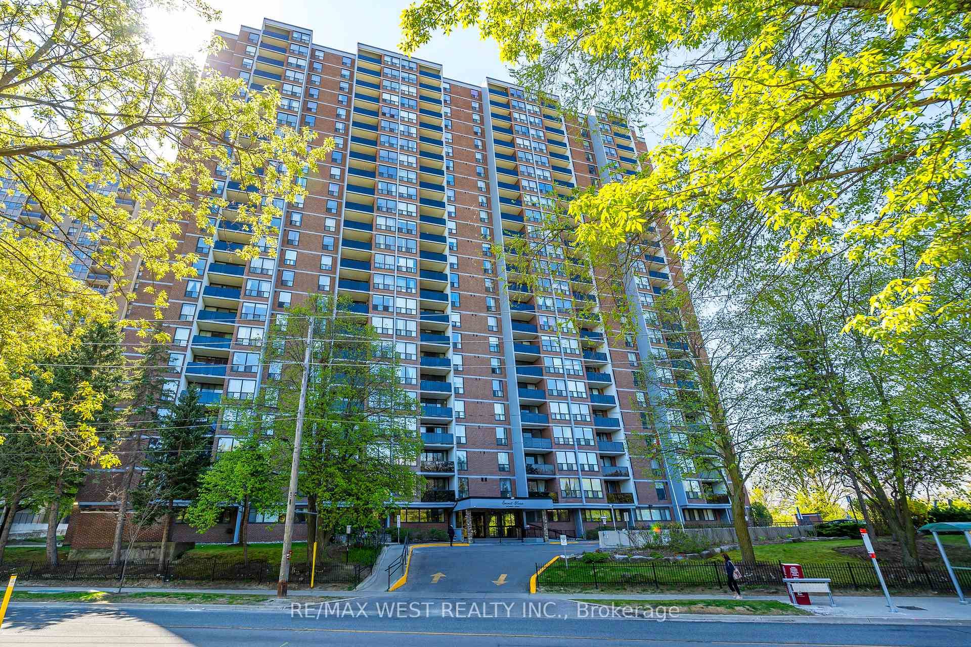 Emmett House Condominiums 890 sq ft One bedroom plus den ideal for office or 2nd bedroom Parking and storage locker included Cable Internet package included Open concept living dining space ...