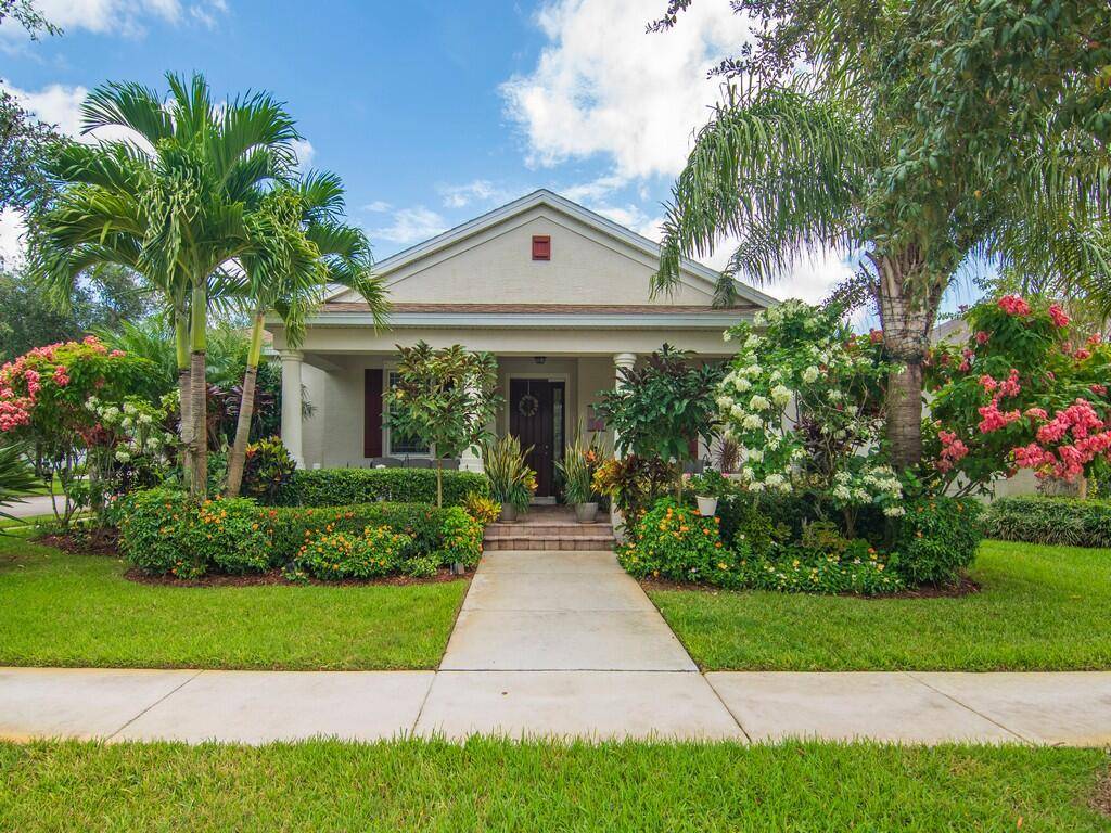 A gardener's dream ! The landscaping is abundant and varied.