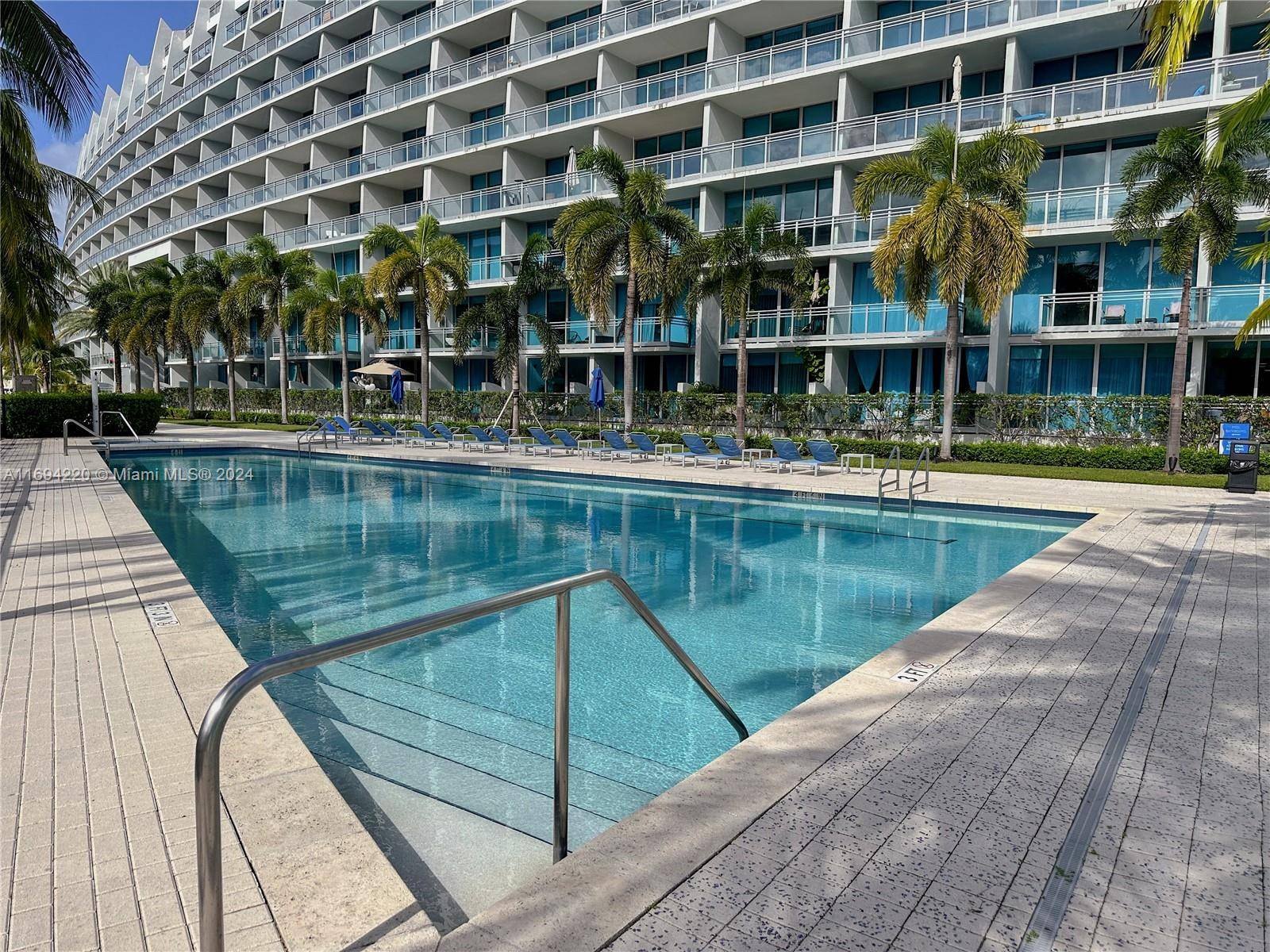 Beautiful unit in the heart of Aventura, located in front of the intracoastal in the famous and distinguished Artech building, elegantly designed by renowned architect Carlos Ott.