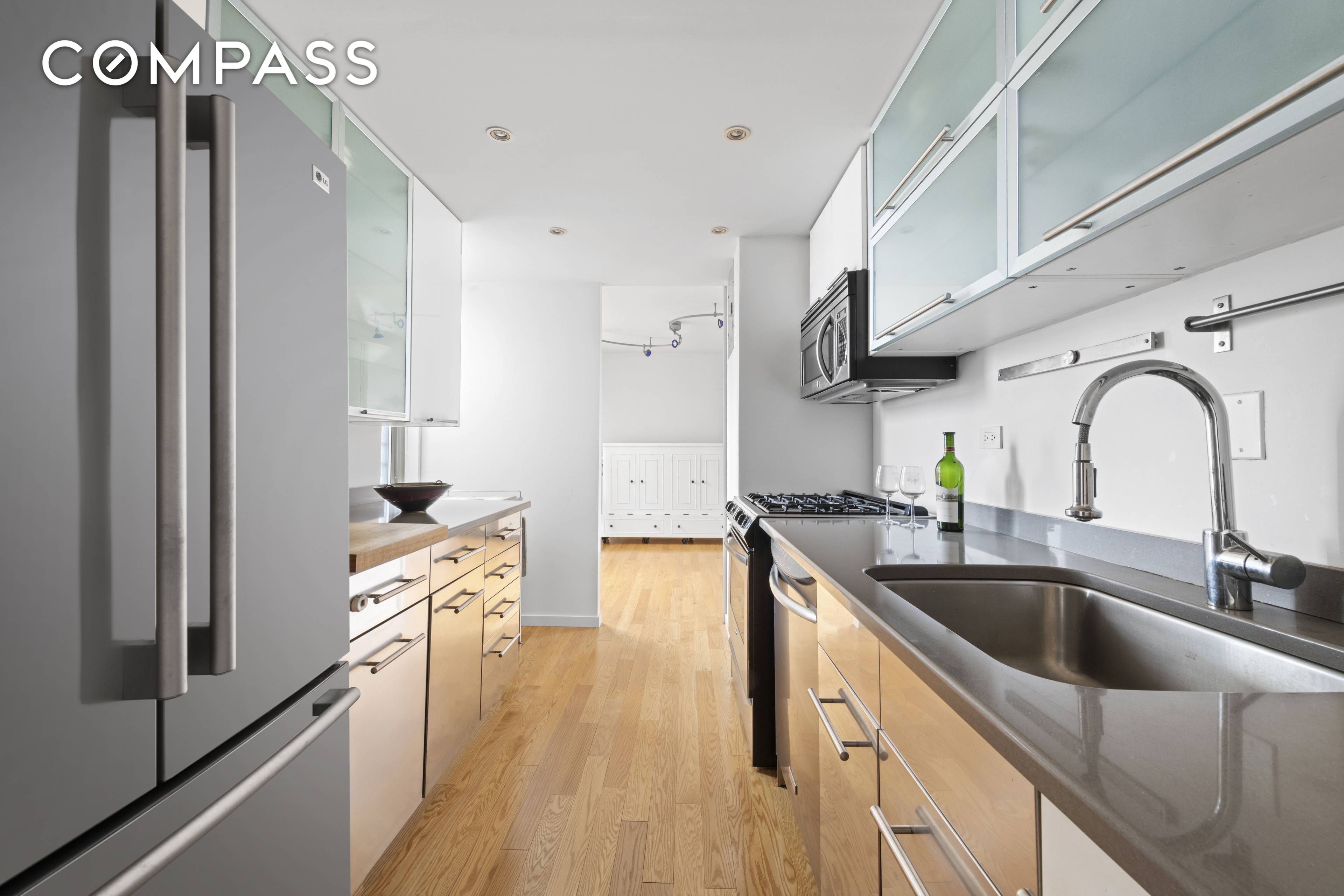Views views views ! Perched on the 32nd floor, this bright and spacious two bedroom, two bath home offers dramatic river and skyline vistas from every room.