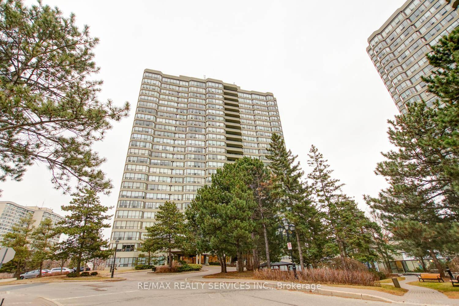 Gorgeous 1 1 bedroom executive condo 859 sqft in the desirable Bellair On The Park !