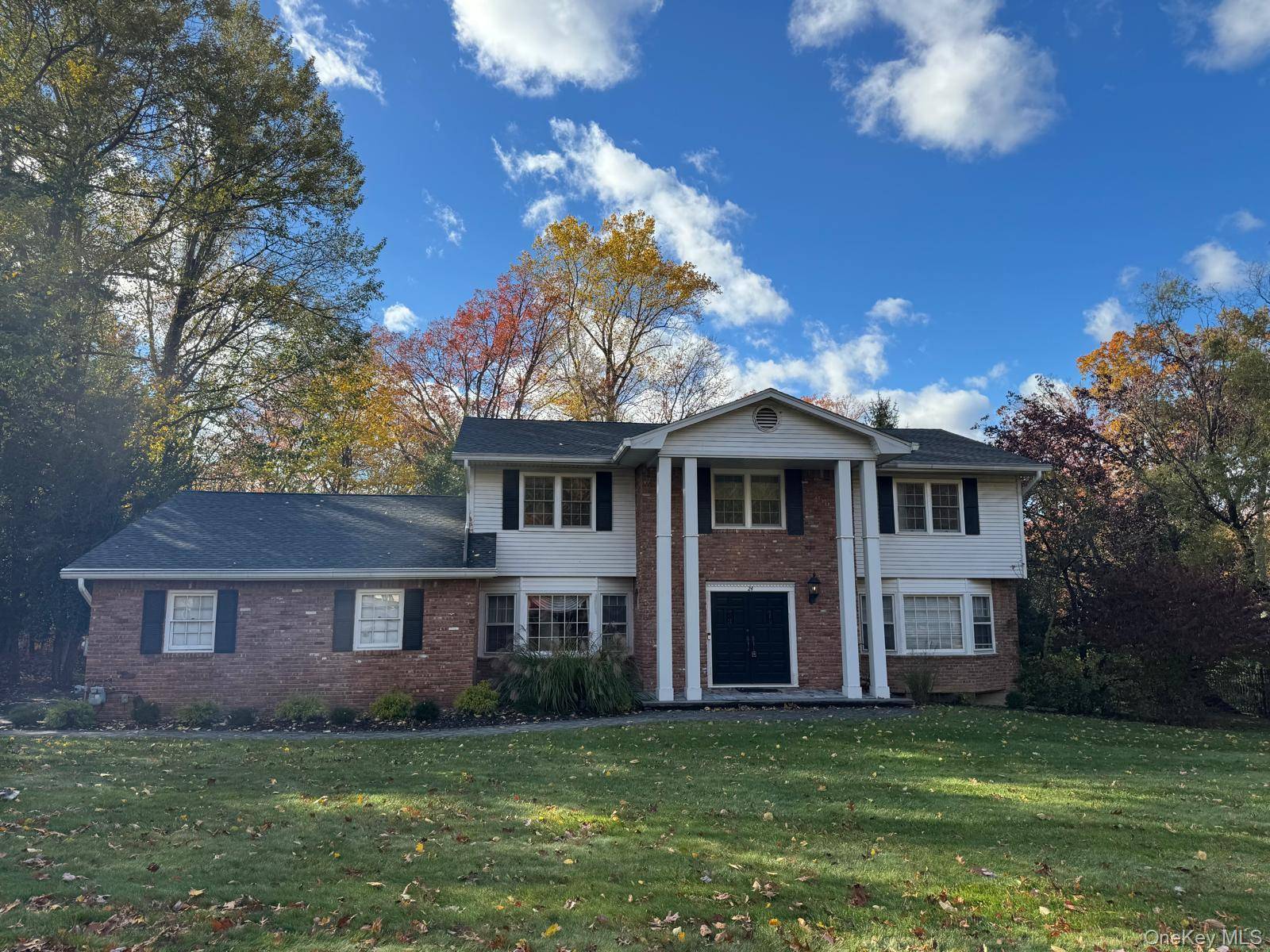 Move right in to this oversized colonial in beautiful New City !