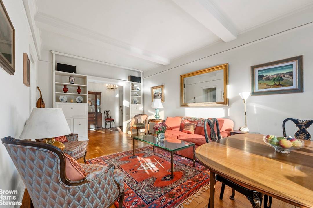 Sunny Pre war 2 Bed, 1. 5 Bath !