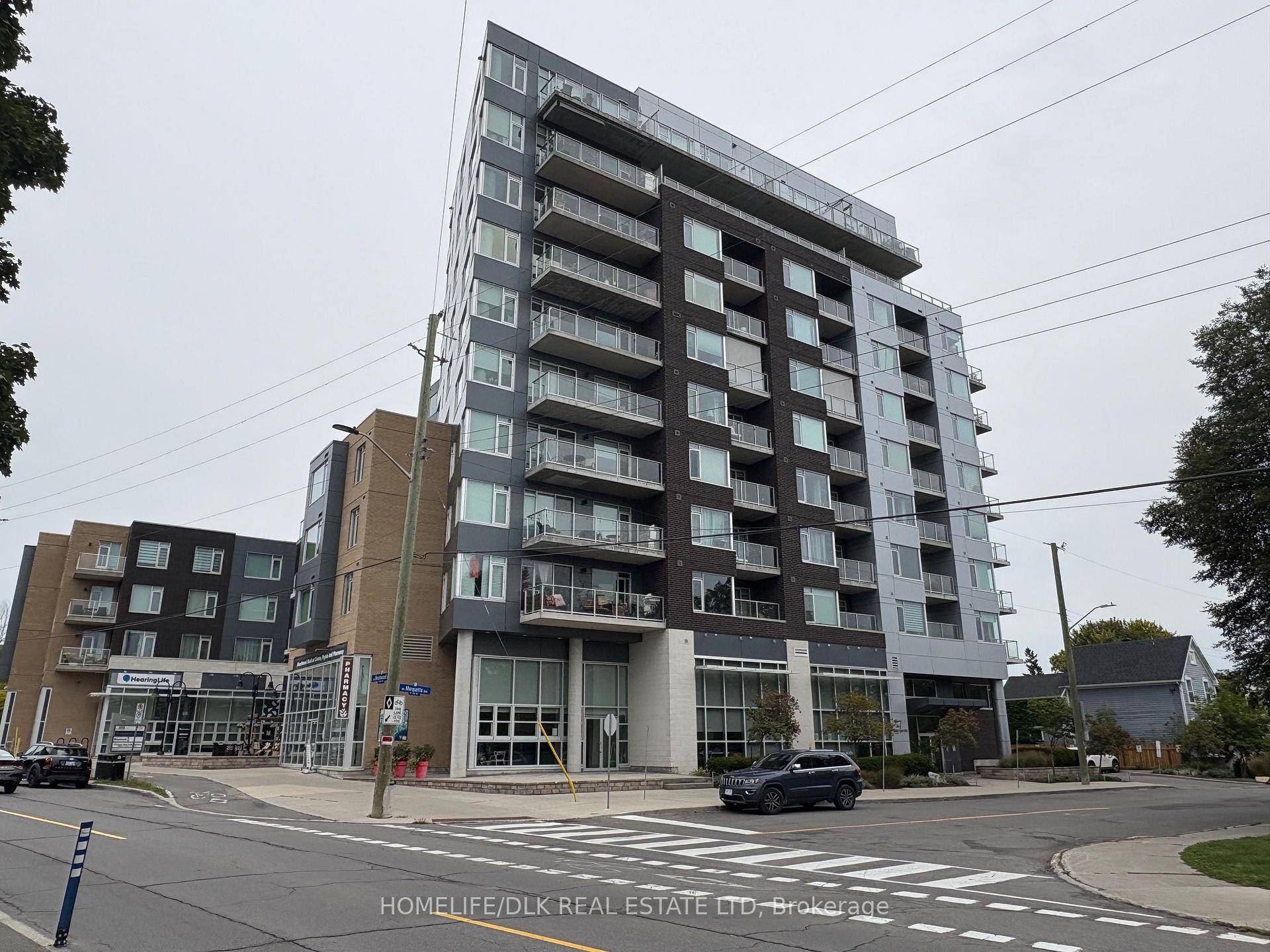 This modern and luxurious studio condo with high end finishings offers the perfect opportunity to live close to everything !
