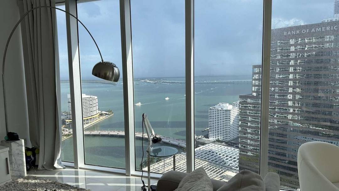 Luxury residence in the heart of Miami, located in one of Brickell s most sought after buildings where short term rentals are officially allowed.
