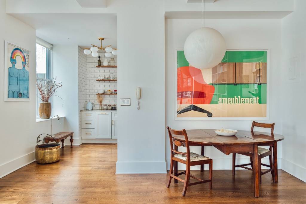 Perched on the 22nd floor, this designer apartment comes fully renovated with a massive wrap around terrace with southern, eastern, western and northern views.