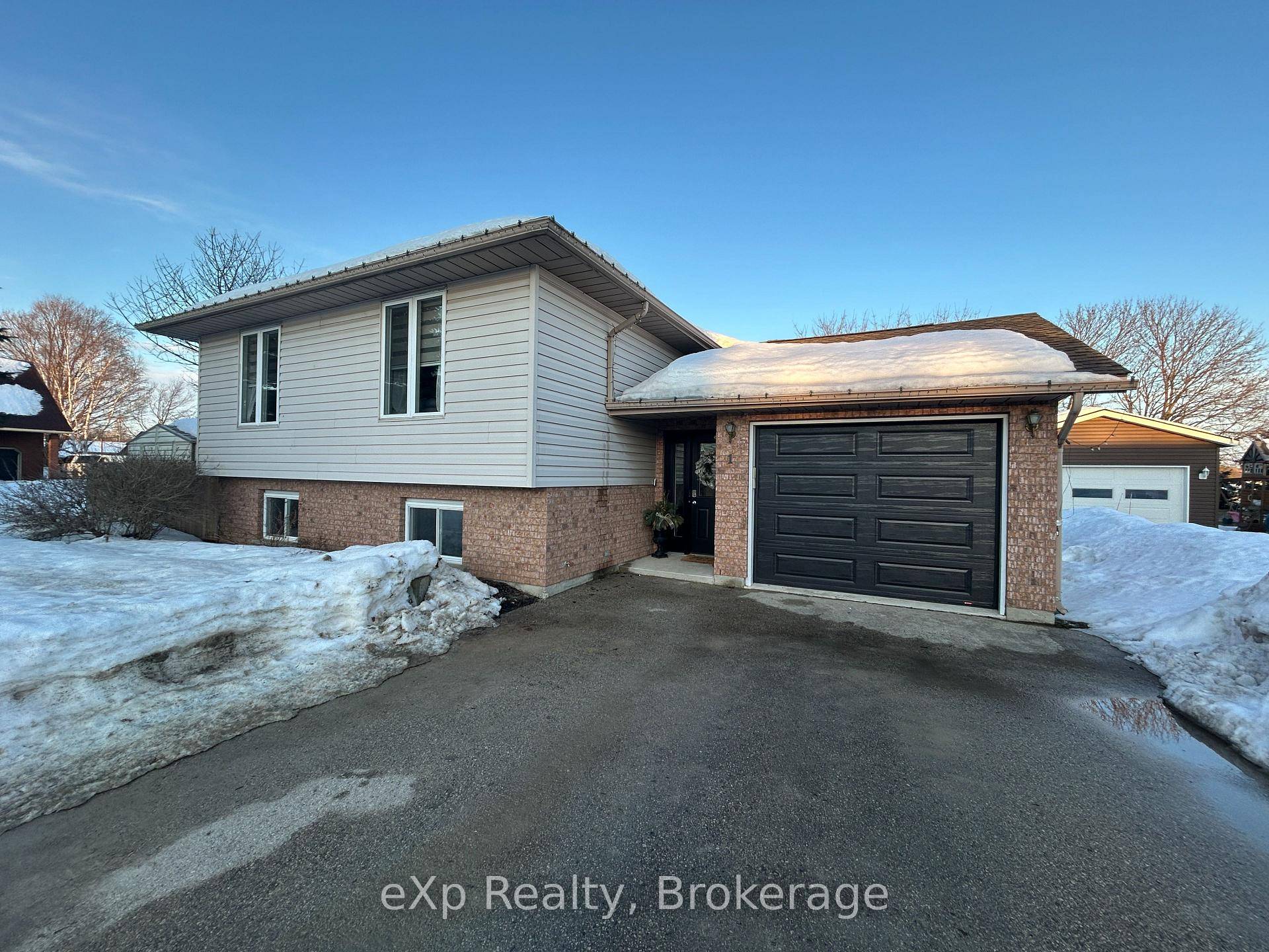Located in a fantastic neighbourhood in beautiful Walkerton, close to schools, shopping and the hospital, there is so much to love about this wonderful family home.