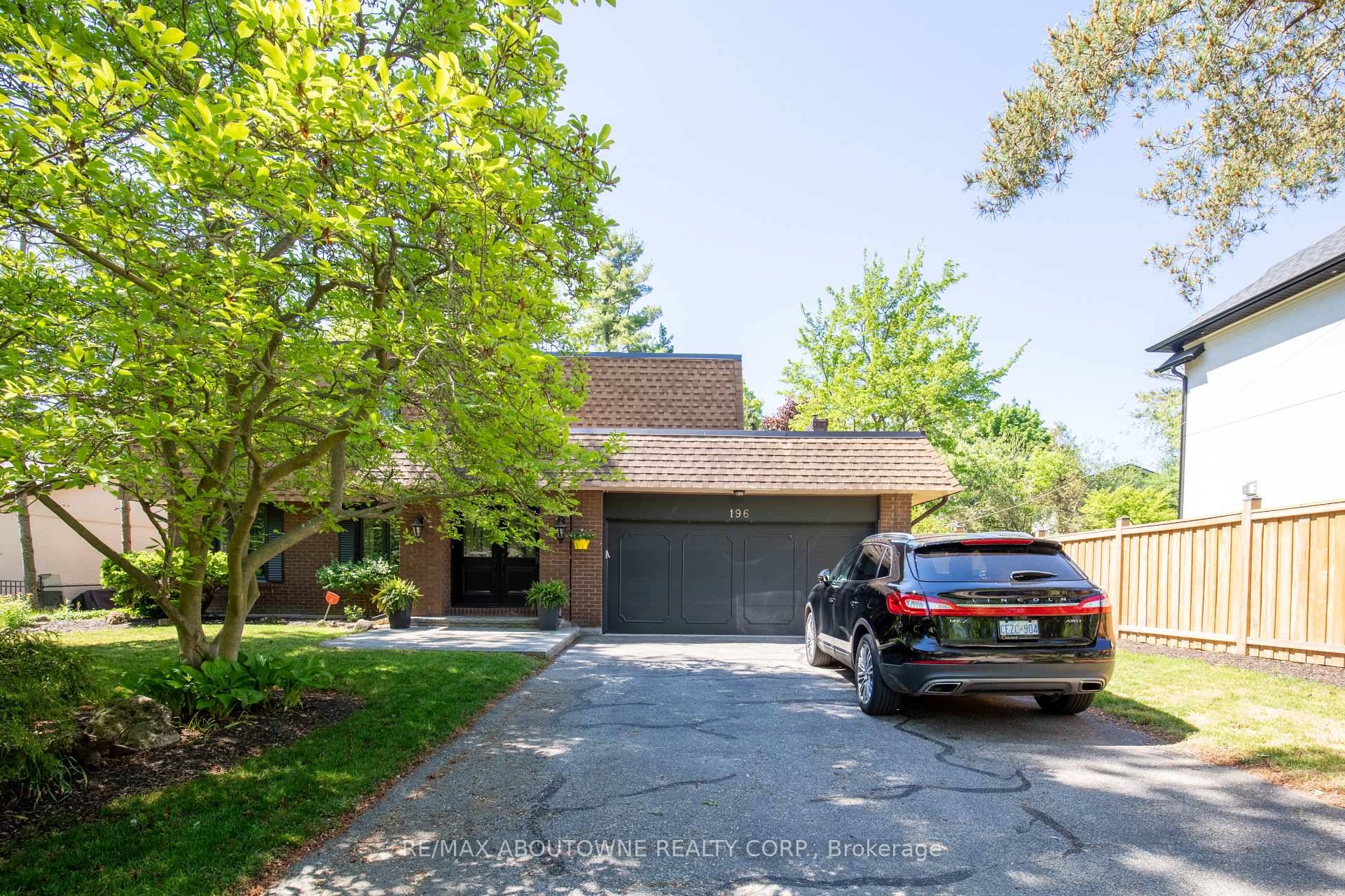 Nestled on a quiet street in prestigious Southeast Oakville, this beautifully renovated executive home offers 5 1 spacious bedrooms and separate living, dining, and family roomsperfect for comfortable family living ...