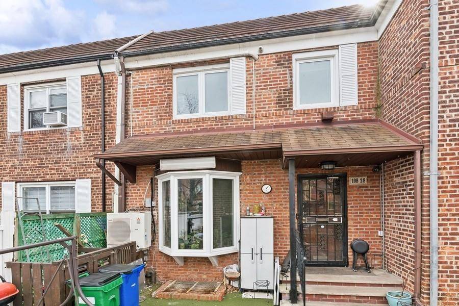 Located in a prime Forest Hills location, this 20x100 townhouse offers a functional and inviting layout.