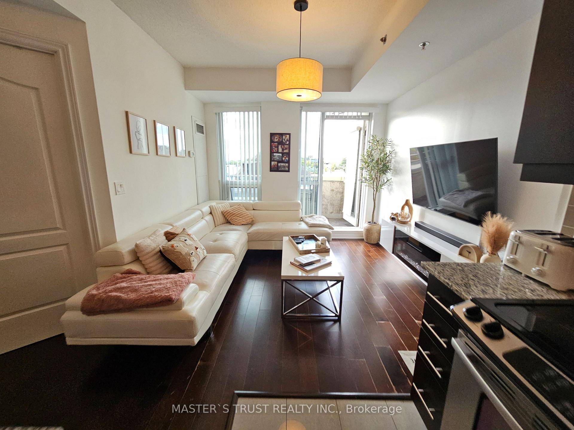 Boutique Residence Right Next to Leslie subway station !