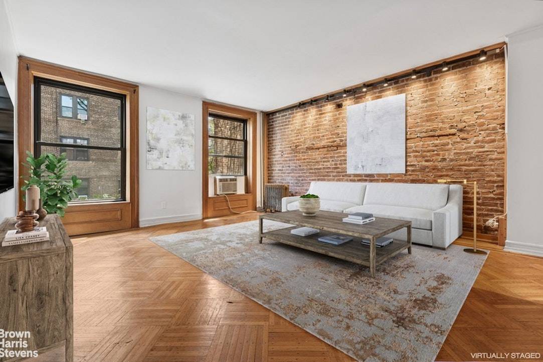 Brooklyn Heights Dream ! Ideally located on beautiful Columbia Heights and a half block from the Promenade, this quiet apartment offers its owners a tranquil escape.
