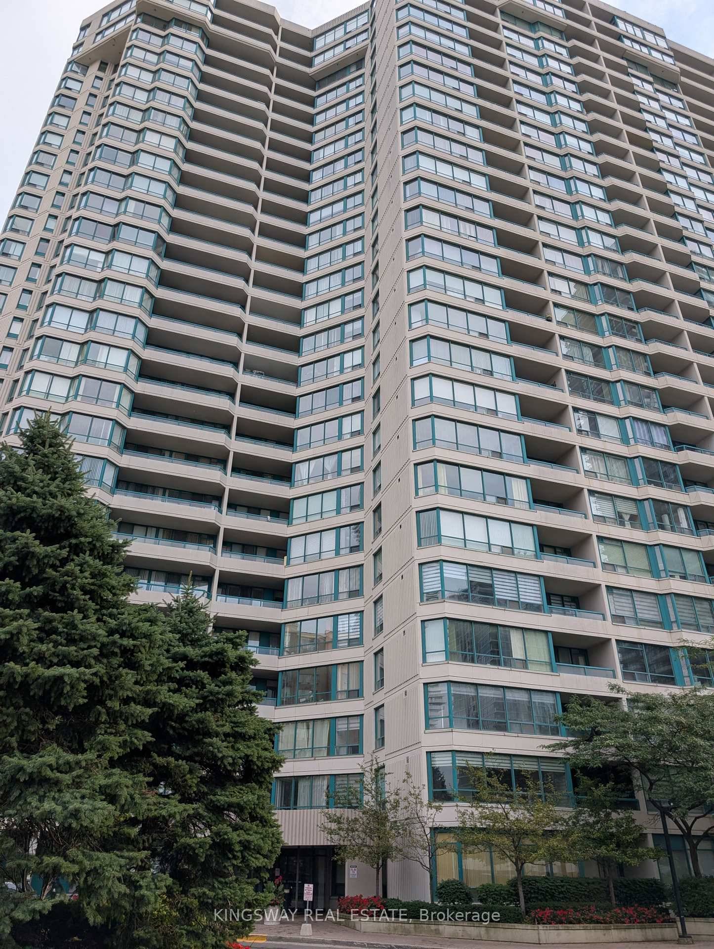 Welcome to this Nicely Renovated 2 Bedroom Solarium Condo Located In The heart Of Mississauga.
