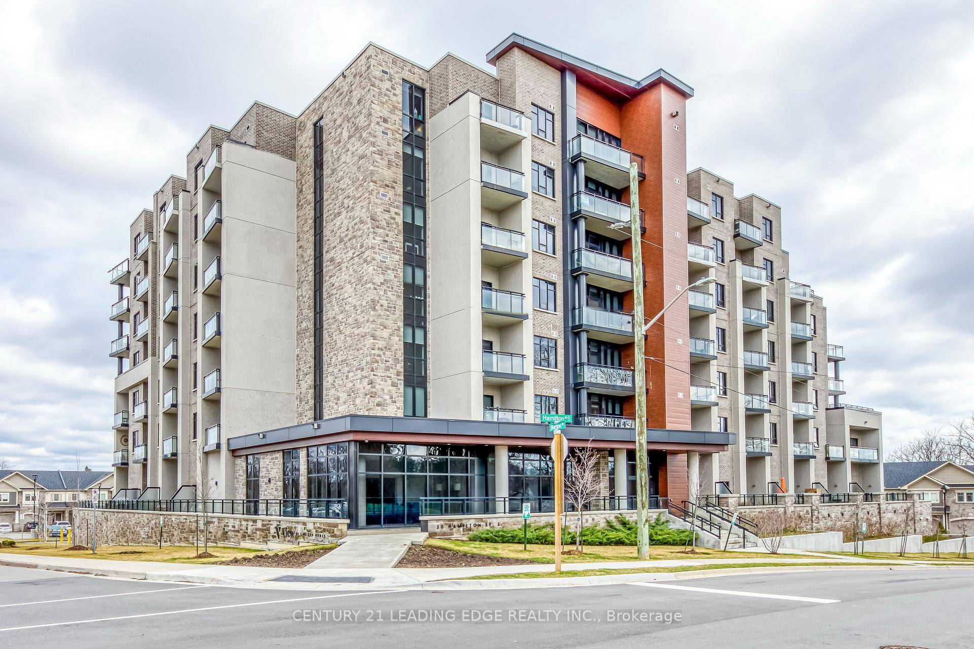 Beautifully upgraded 1 bedroom den, 1 bathroom suite in the sought after View Condos in Waterdown.