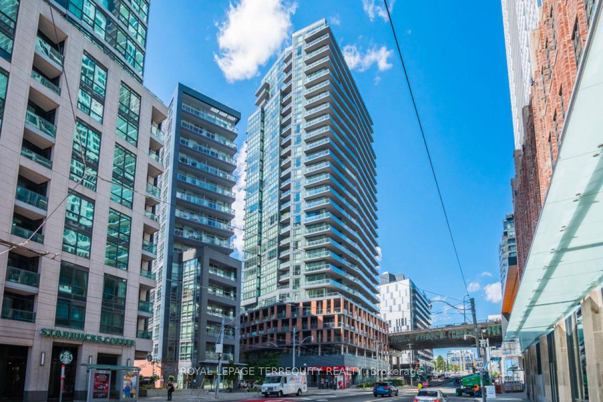 Welcome to The Yards, a modern and stylish condo residence ideally located in the heart of Fort York.