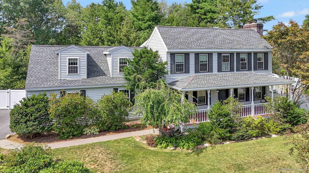 A stunning colonial with over an acre of level property located in a wonderful neighborhood which is 20 minutes to Lake George Adirondacks and 20 minutes to Saratoga Springs as ...