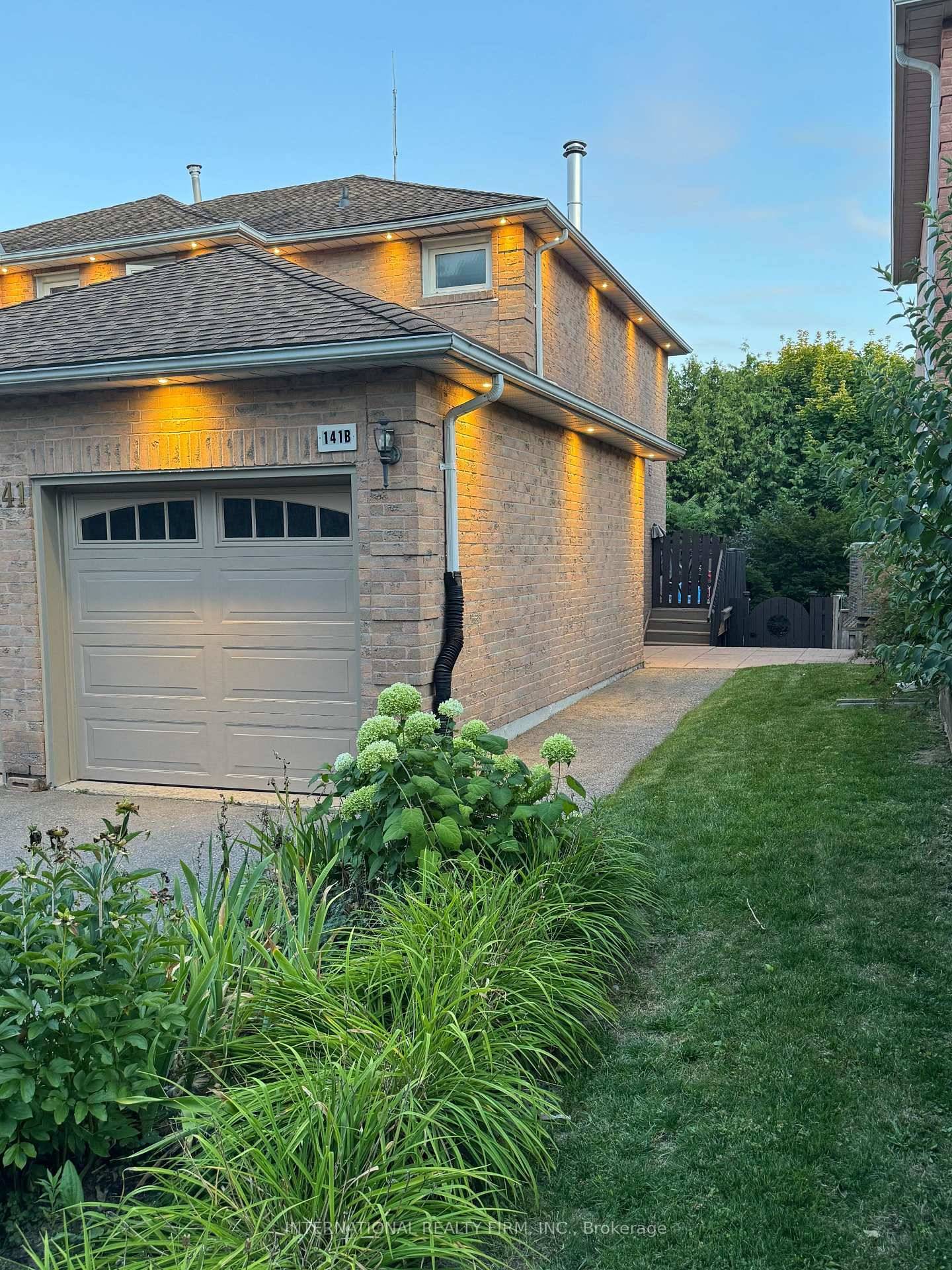 Stunning New Walkout Basement Apartment In Aurora Heights.