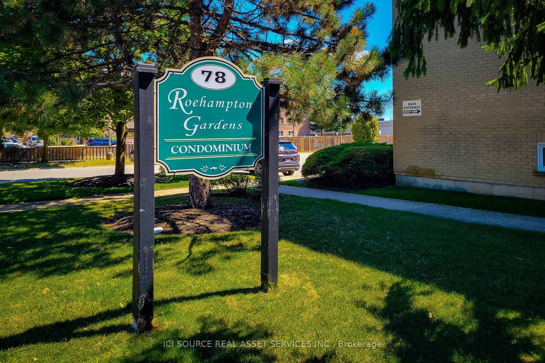 Unit 411 is a bright, spacious, top floor, 1 bedroom plus den condo in a clean, well maintained, amenity light, 1991 built, low rise condo in the heart of Saint ...