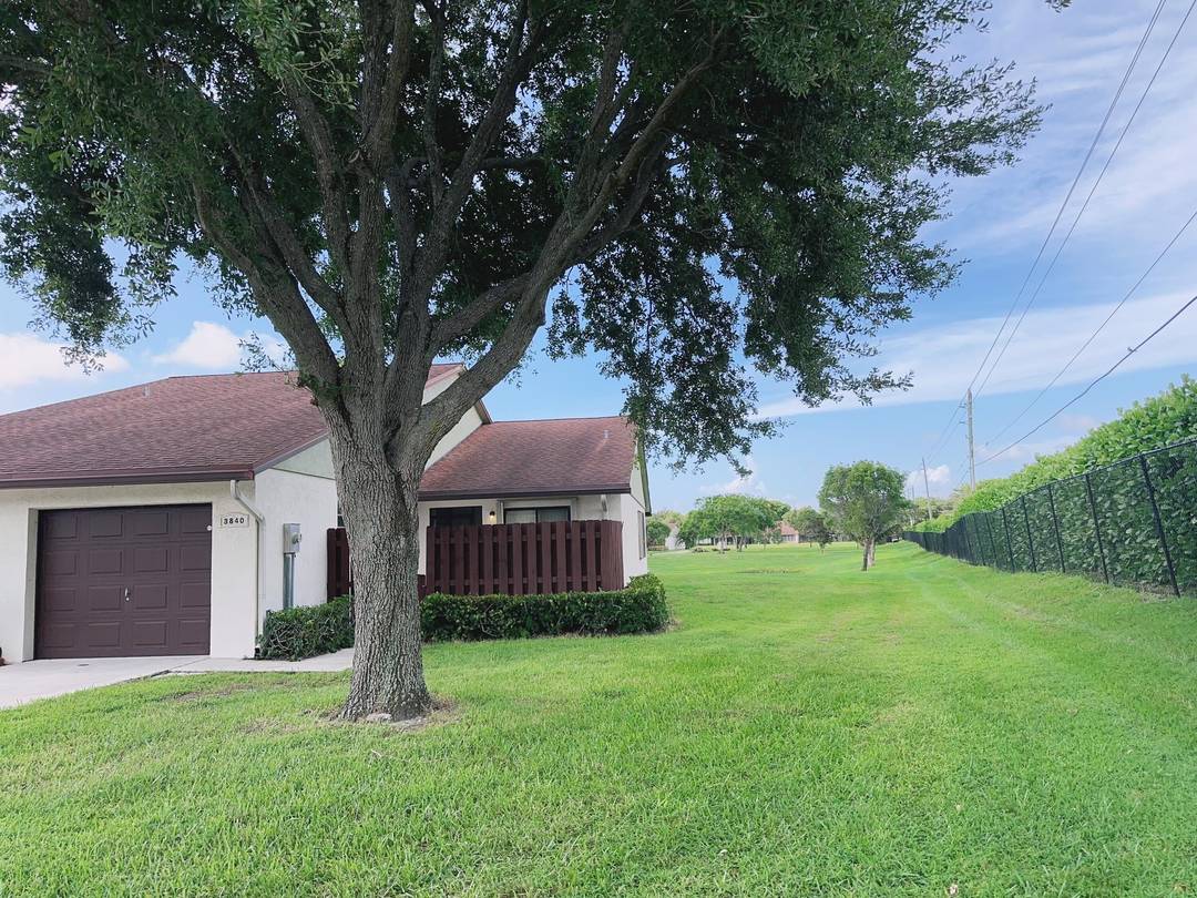 WELCOME TO THE FIFTY FIVE AND OLDER COMMUNITY OF OAKWOOD LAKES LOCATED IN THE HEART OF BOYNTON BEACH.