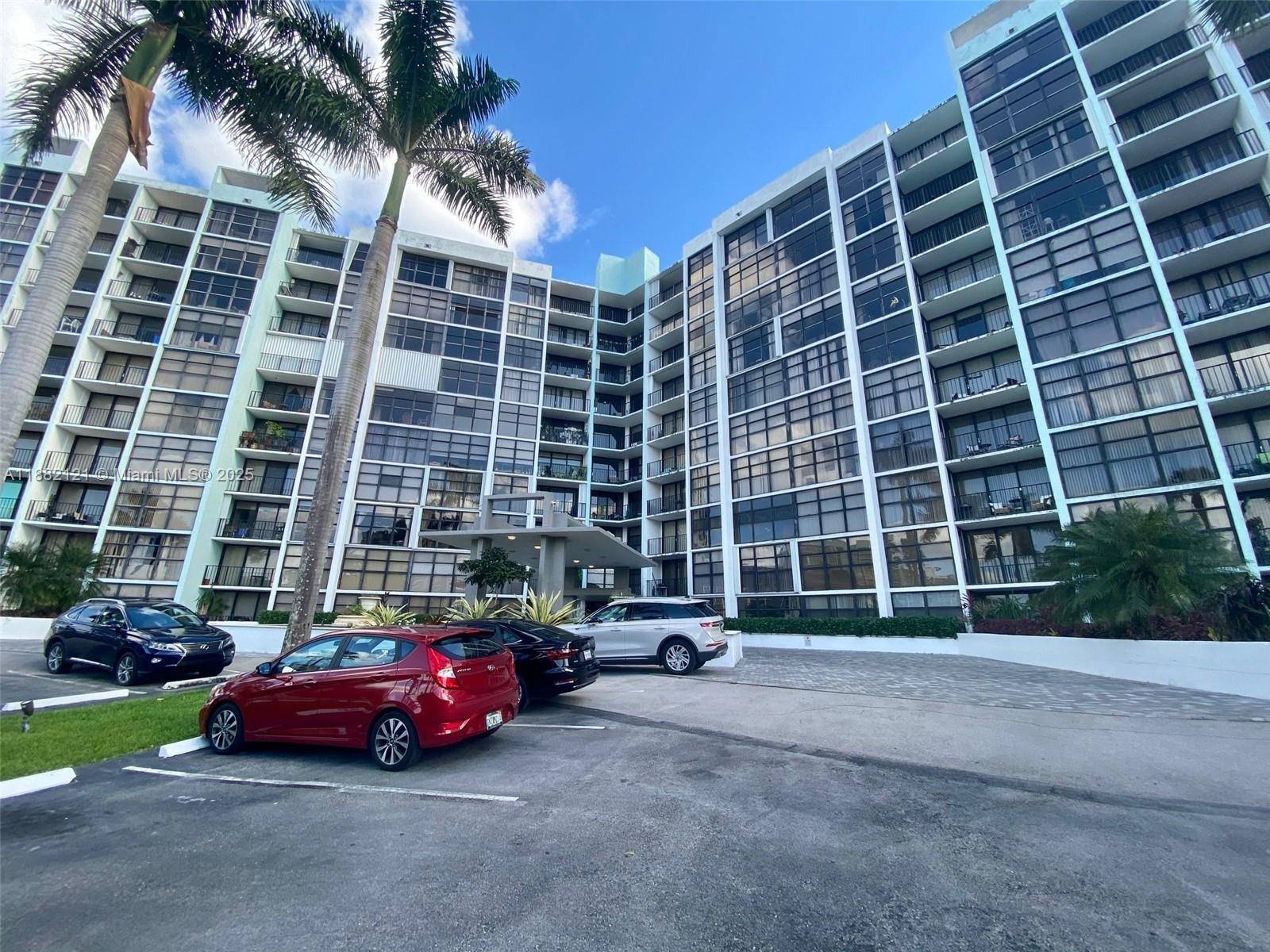 Owners and Investors ! Wellcome to this beautiful updated 2 bedroom, 2 bathroom condo in Hallandale Beach.