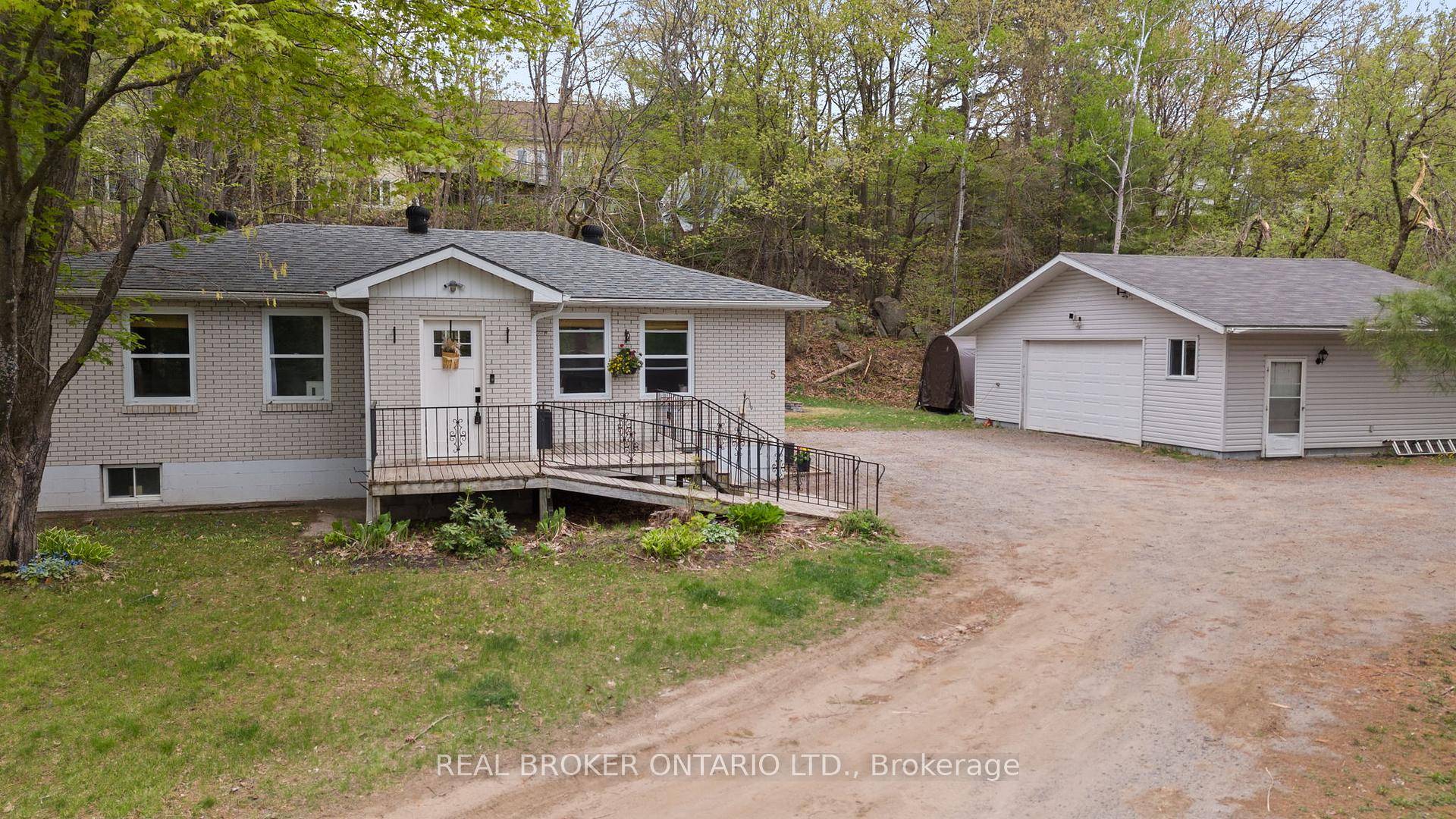 CHARMING BRICK BUNGALOW WITH HEATED WORKSHOP, NEW FURNACE amp ; PRIVATE LOT !