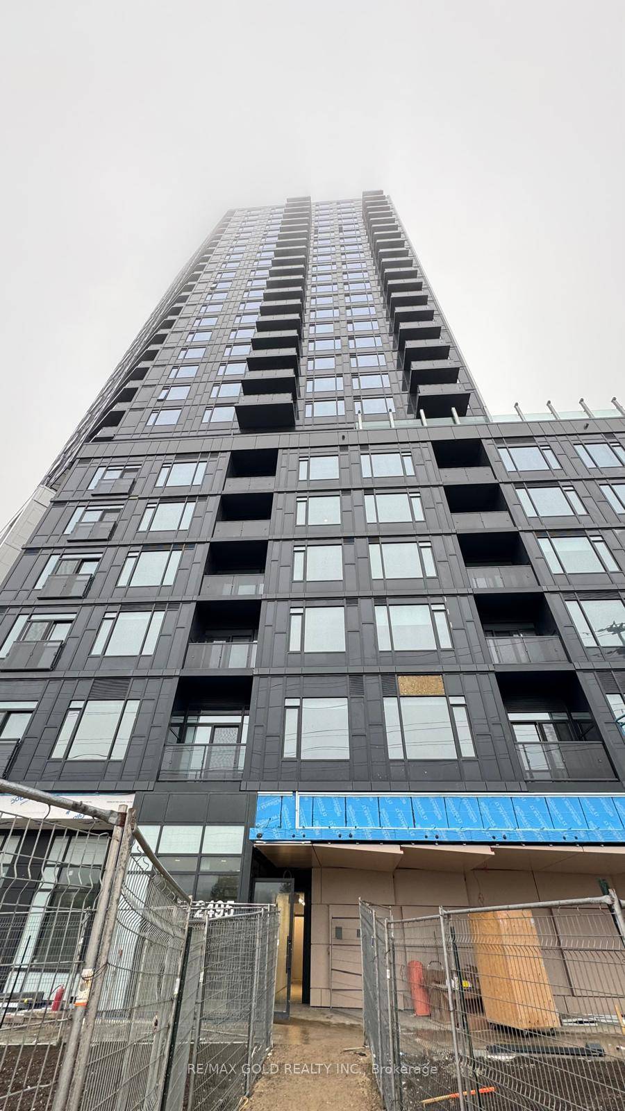 This brand new, spacious 1 bedroom, 1 bathroom condo offers over 695 sq ft of stylish, modern living in one of Mississaugas most sought after neighbourhoods.
