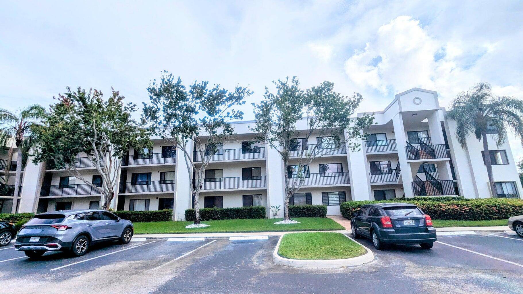 LARGE SPLIT 2 2 WITH A WATER VIEW NEAR TO ELEVATOR, Reserved Parking in front of unit.