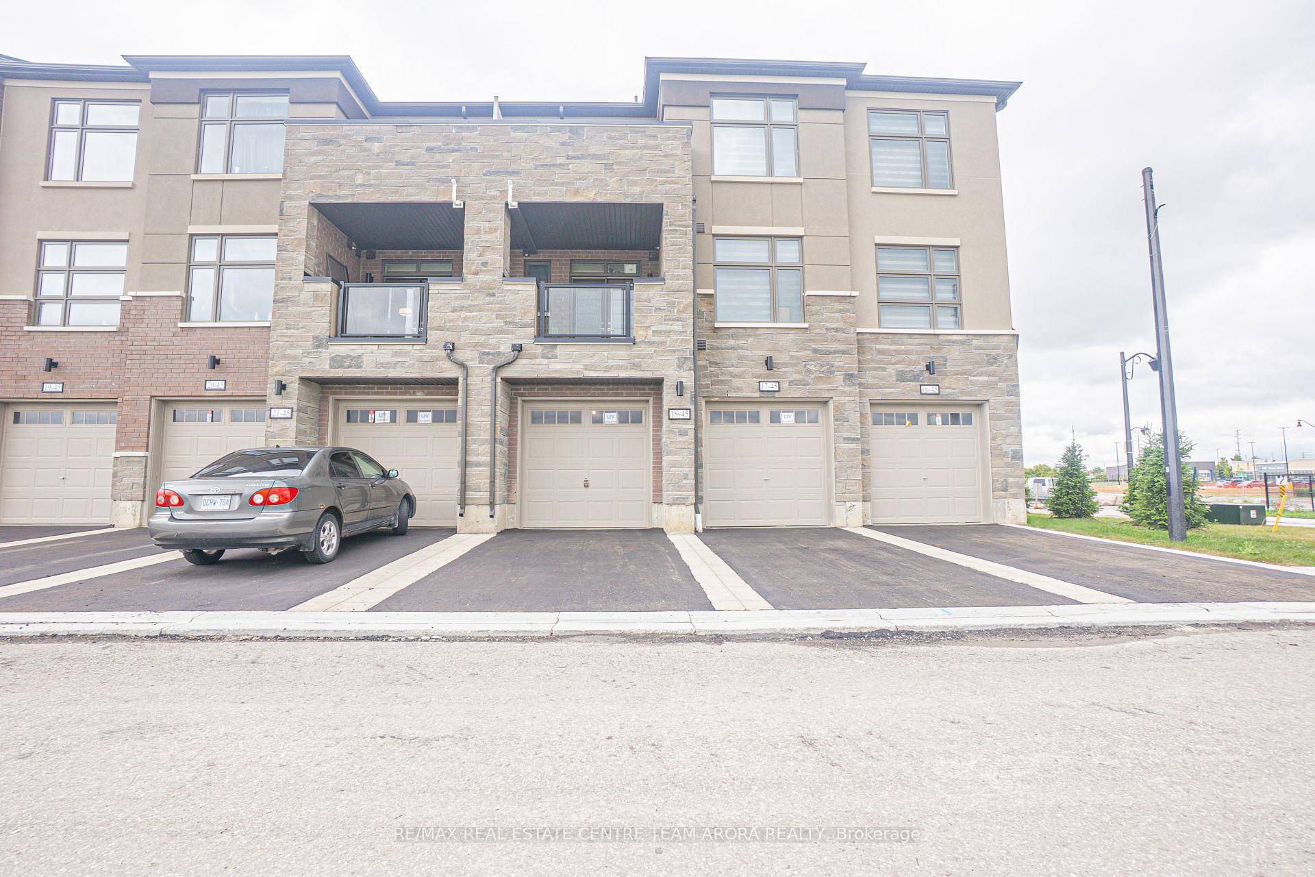 Beautiful and spacious 3 bedroom, 3 bathroom townhouse available for lease in a highly desirable Brampton community !