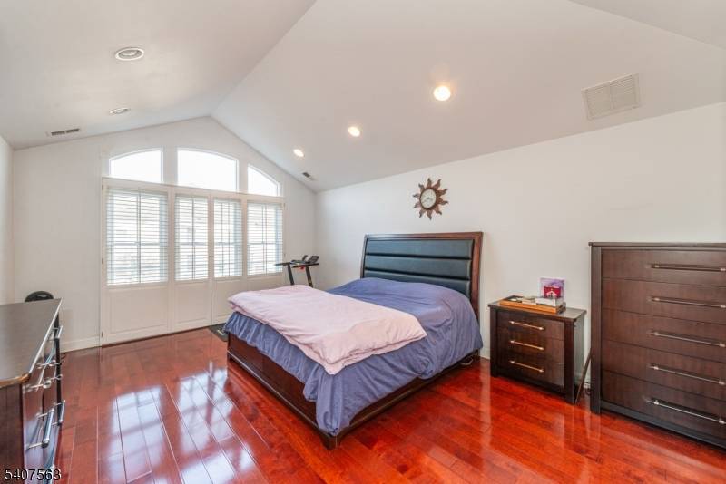 Experience the confort and convenience of this fabolous end unit at the Regency Club, offering 3 bedrooms, and 2.