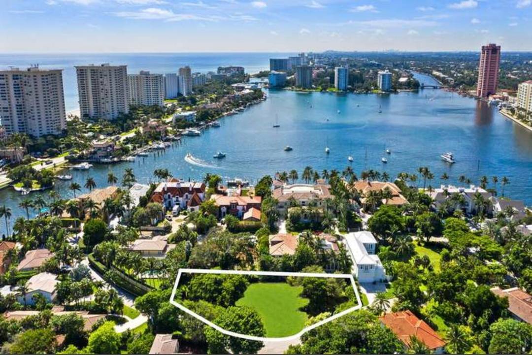 One of the most prized double lots in Por La Mar is now available.