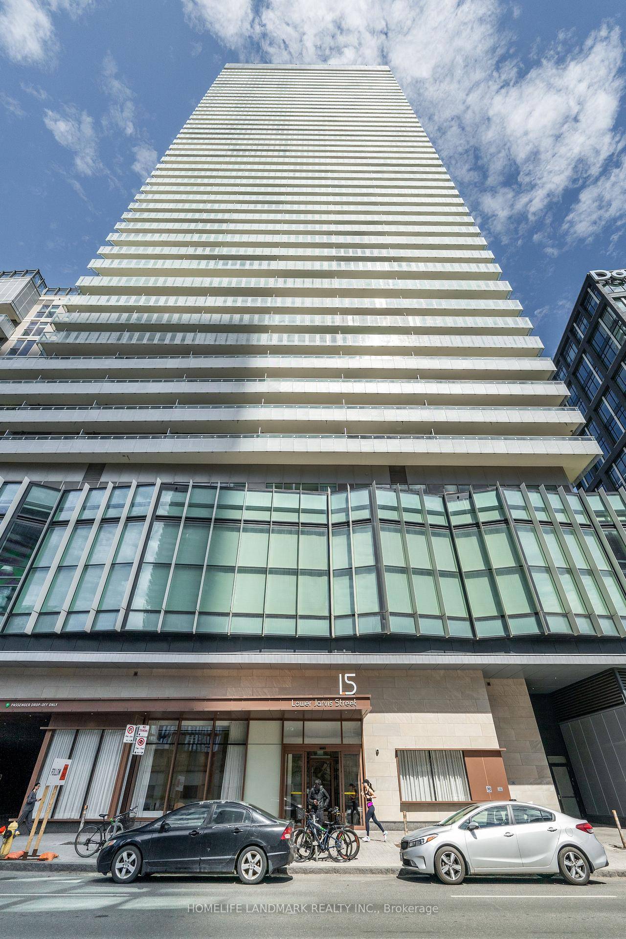Experience urban waterfront living in this beautifully designed 1 bedroom, 1 bathroom condo at the renowned Lighthouse East Tower.